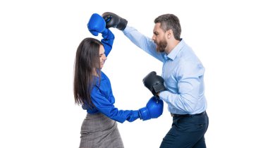 Beyazlara izole edilmiş boks eldivenli iş adamları. İş rekabeti. İş ortakları arasındaki şirket rekabeti. İş adamları savaşmaya hazır. İş rekabeti. Ofiste müzakere.