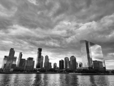 Jersey City, ABD - 05 Mayıs 2023: Gökdelen mimarisi ile şehir manzarası.