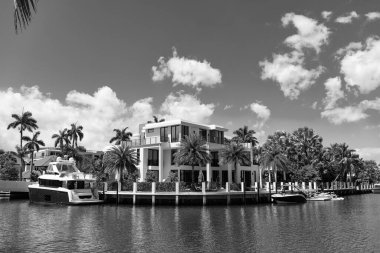 Yaz tatili için güzel bir villa. Yaz tatilinde özel yatı olan modern bir villa. Villada yaz tatili için rüya gibi bir yer. Yaz tatili için yatı olan lüks bir villa..