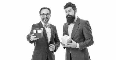 Tatil alışverişi. Hediyeler al. Özel bir şey hazırladım. İyi bir hediye seç. Erkekler için klasik takım elbise hediyeleri barındırır. İş adamları bayramı kutluyor. Şirket parti konsepti. Hippi sakallı hediye almış..