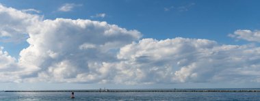 Miami sahili panoramik manzaralı marina silueti yatı ve teknesi ufukta Miami South Beach, Florida.