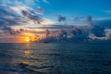 Deniz manzarasında romantik bir yaz tatili. Dramatik gün batımı. Okyanus sahilinde gün doğumu. Yaz tatilinde gün batımı deniz manzarası. Deniz kıyısında gün doğumu. Gün batımında deniz manzarası sakin. Gün batımı renkleri.