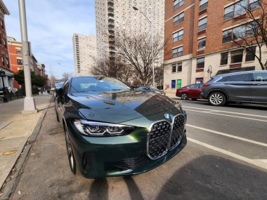 New York City, ABD - 27 Şubat 2024: BMW 4 lüks araba, köşedeki manzara.