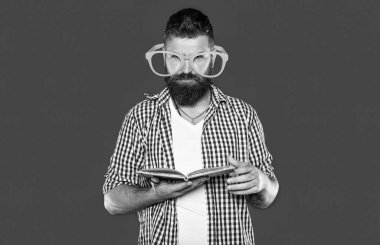 Parti gözlüklü komik sakallı adam kitap okuyor..