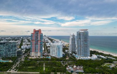 Miami Plajı 'ndaki gökdelenli şehir manzarası. Skyline marina havacılık şehri manzarası. Miami güney plajının şehir manzarası. Miami şehir merkezinde modern gökdelenleri olan Florida. Hava görüntüsü. Şehir merkezi.