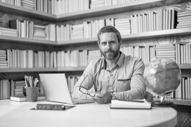 Okulda öğretmenle çevrimiçi eğitim almak sınıfta dizüstü bilgisayarla..