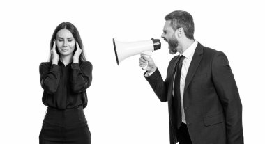 İki iş adamı hoparlörle tartışıyor. İş adamlarının hoparlörle tartıştığı bir fotoğraf. Hoparlörle tartışan iş adamları beyazları izole ediyor. İş adamları hoparlörle tartışıyor