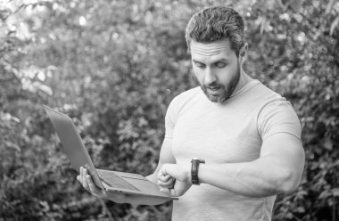 İnsan fotoğrafının internette son teslim tarihi var. Adamın internette işi var. Adamın internette işi var. Adamın bilgisayarda işi var..