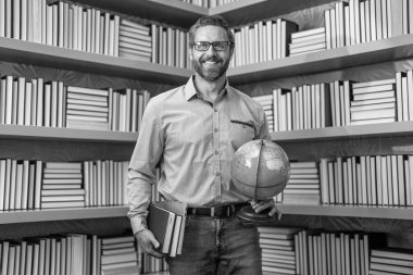 Öğretmen derste. Öğretmenler günü. Erkek öğretmen sınıfta. Okul dersi. Okulda öğretmenim. Okula dönüyorum. Okul öğretmenliği eğitimi ve bilgisi. Üniversitede eğitim. Yutucu kitaplar.