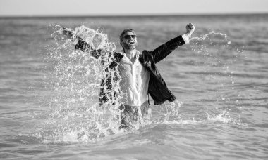 Yaz tatilinde yönetici iş adamı. Yaz haftasonu ve uzak bağımsız çalışma. Bilgisayarlı bir iş adamı. Mutluluk ve başarı. Yaz gezisinde işletme müdürüyüm. Yaz işleri..