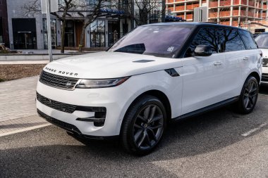 New York City, ABD - 31 Mart 2024: 2024 Land Rover Range Sport SE spor arabası açık alanda park edilmiş, köşe manzaralı.