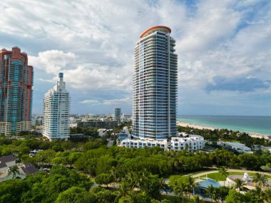 Şehir merkezinin silüeti. Miami 'nin silüeti. Miami güney sahili hava manzaralı. Şehrin gökdelen mimarisi ve marinası. Miami, Florida 'nın gökyüzü manzarası. Şehrin mimarisi bu işte. Şehir panoraması.