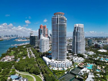 Şehir manzarası. Miami plajı hava manzarası. Marina, Miami Beach, Florida USA 'de. Biscayne Körfezi. Lüks şehir manzaralı Miami Marina şehir merkezi. Yaz tatili. Güney sahili havacılık şehri. Lüks emlak.