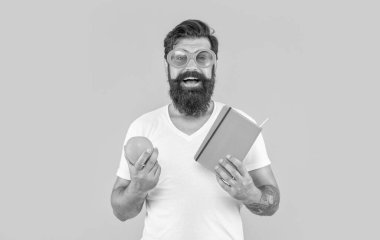 Stüdyoda planlayıcısı olan mutlu bir milenyum adamı. Arkaplanda planlayıcısı olan bin yıllık bir adam. Milenyum adamı ve planlayıcısının fotoğrafı. Milenyum adamı planlayıcısı sarıda soyutlanmış..