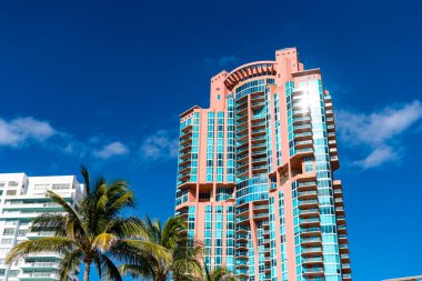 Konut mimarisi. Miami şehir mimarisi. Konut binası olan bir tatil köyü. Miami, Florida 'nın lüks binası. Miami plaj mimarisi. Lüks konut binası.