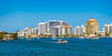 Fort Lauderdale, Florida, ABD - 25 Mart 2023 Florida 'da Ufuk Lauderdale üzerinden ABD silueti.