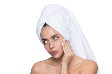 Makyajı sil. Güzellik rutini. Havluyla yüz temizleyen kadın derisi. Pamuk yumağıyla deriyi temizliyor. Cilt kozmetolojisi. Kaplıcada güzellik günü. Kadın pamuk pedi kullanıyor. Cilt bakımı. Cilt tazeleme.