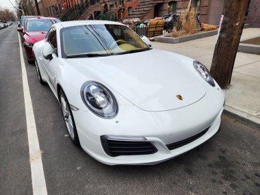 New York, ABD - 10 Şubat 2024: Porsche 911 beyaz araba parkı, köşe manzaralı.