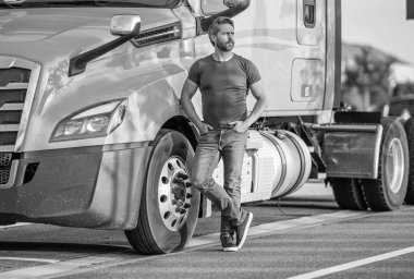 Kamyonun yanında bir kamyon şoförü var. Kamyonetin yanında bir adam var. Yarı kamyon aracı. Kamyon sahibi. Kamyonetin önünde poz veren İspanyol bir adam. Yarı kamyon aracı. Kamyonetin yanındaki adam..