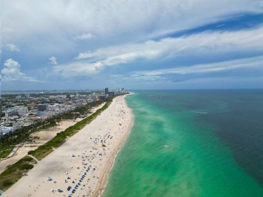 Miami güney sahili hava manzaralı. Şehrin gökdelen mimarisi ve marinası. Miami, Florida 'nın gökyüzü manzarası. Şehrin mimarisi bu işte. Şehir merkezinin silüeti. Miami 'nin silüeti. Lüks sahil hayatı.