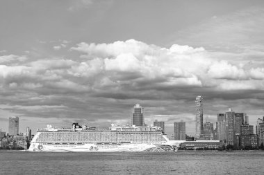 New York, ABD - 19 Haziran 2023: New York 'ta Manhattan' a yakın Norveçli Neşe Yelkenlisi. New York Manhattan 'ın Skyline' ı Hudson Nehri yolcu gemisi NCL 'de seyrediyor..