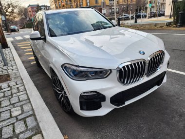 New York City, ABD - 10 Şubat 2019 BMW X5 SUV beyaz araba açık havada, köşe manzaralı.