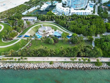 Salon alanının şehir mimarisi. Miami, Florida 'nın şehir manzarası. Şehrin mimarisi bu işte. Şehir merkezinde parklı. Miami sahilinin silüeti. Miami güney sahili hava manzaralı. Lüks yaz tatili.