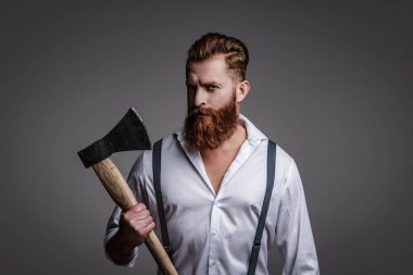 Gri askılı, elinde balta tutan, klasik askılı, vahşi sakallı adam..