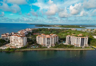 Hava görüntüsü. Miami Plajı 'ndaki gökdelenli şehir manzarası. Skyline marina havacılık şehri manzarası. Miami güney plajının şehir manzarası. Miami şehir merkezinde modern gökdelenleri olan Florida. Hava aracı.