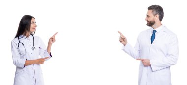 Tıp, sağlık ve insan konsepti. Hastanede pratisyen hekim. Kendine güvenen pratisyen hekim muayenehanesinde duruyor. Steteskoplu pratisyen hekim. Kopyalama alanı üzerinde parmakla.