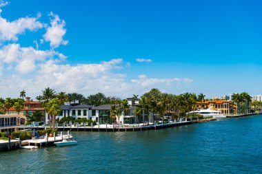 Yaz cennetinde tatil. Lüks bir ev. Florida 'daki körfeze git. Tropikal bir evde yaz tatili. Yat iskelesi olan lüks bir yazlık villa. Manzaralı şehir manzarası.