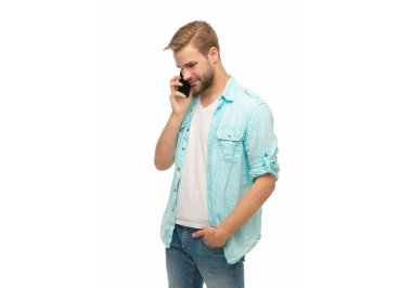 Telefon var. Mobil iletişim. İletişim. Akıllı telefondan konuşan adam beyazda izole edilmiş. Millennial Man 'in telefon görüşmesi var. Ses bağlantısı. Adam akıllı telefonda konuşuyor. Kişisel arama..