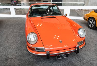 New York City, ABD - 27 Mart 2024: 1967 Porsche 912 eski araba turuncu rengi New York Uluslararası Otomobil Fuarı, ön manzara.