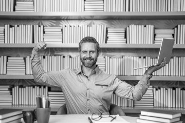 Erkek için eğitim. İşyerindeki uzaktan kumandalı insan ağı. Görüntüler konferansta. Esaslı bir kavram. İnsanoğlu için çevrimiçi webinar eğitimi. Webinar kursu çevrimiçi. Adam internette ders çalışıyor. Eğitimin gücü.