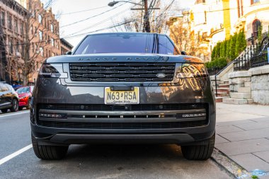 New York City, ABD - 15 Mart 2024: Land Rover Range Rover modern araba dışarıda park edilmiş, ön manzara.