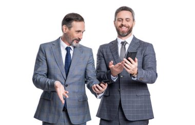 İş mesajlaşması. İnternet üzerinden iş mesajlaşması. Takım elbiseli iş adamları telefon kullanır. Mesajlaşan iki işadamı e-postaları kontrol ediyor. Telefondaki mesajları okuyan iş adamları beyazdan izole edilmiş. Büyüme oranı.