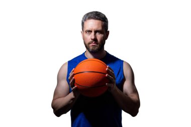 Sahada basketbol topu olan bir adam. Profesyonel basketbolcu eğitimi beyazda izole edilmiş. Kaslı adamın spor motivasyonu var. Spor ve hobi. Basketbolcu adam profesyonel oynuyor. Hedef ayarı.
