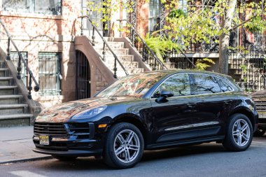 New York City, ABD - 23 Nisan 2024: Porsche Macan SUV arabası açık hava manzaralı.