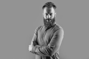 Kendinden emin İrlandalı adam. Sakallı ve bıyıklı adam. Ciddi tıraşsız adam kollarını çapraz tutuyor..