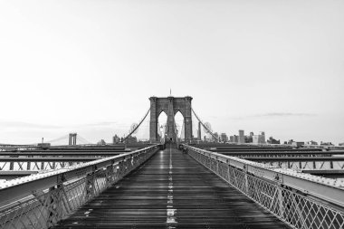 New York 'taki Brooklyn Köprüsü Manhattan ve Brooklyn ilçeleri arasındaki East River' ı kapsıyor..