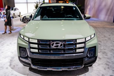 New York City, ABD - 27 Mart 2024: Hyundai Santa Cruz modern araba New York Uluslararası Otomobil Fuarı, ön manzara.