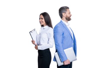 Beyazlar üzerinde izole iş adamları. Ofiste toplantı yaparken iş adamları birlikte. İş projesinde çalışan iş adamları. Yeni bir iş projesinde işbirliği yapıyorum. Yönetme yeteneği.