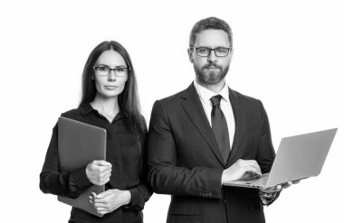 Stüdyoda serbest çalışan bir iş adamı. Dizüstü bilgisayarı olan serbest çalışan bir iş adamı. Serbest çalışan iş adamının fotoğrafı. Bilgisayarlı. iş serbest çalışanı beyaz arkaplanda izole edildi.