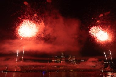 New York Manhattan havai fişekleri arifesinde. Manhattan 'da havai fişekler. New York 4 Temmuz Havai fişekleri. Flashing Fireworks ile New York City Skyline Manhattan. Bağımsızlık Günü