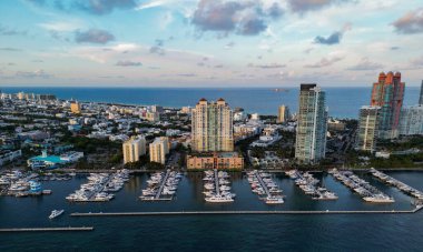 Marina, Miami Beach, Florida USA 'de. Yat teknesi Biscayne Körfezi 'ne yanaştı. Lüks yatı olan Miami Marina şehir merkezinde. Yaz tatili. Lüks yat marinası. Lüks tekne limanı. Hava görünümü.