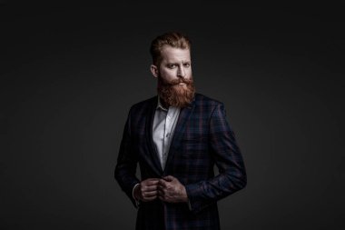 Erkek giyim kuşamı. Bespoke takımı. Özel dikim erkek giysisi giymiş sakallı adam. Özel dikim kıyafet giyen bir iş adamı. Şık takım elbiseli bir iş adamı. Resmi terzilik kıyafeti. Kişisel stil.