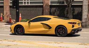 Miami Beach, Florida ABD - 15 Nisan 2021: Portakallı Chevrolet Corvette Spor Araba, yan görüş.