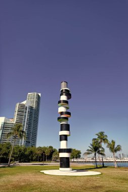 South Pointe park rıhtımında deniz feneri heykeli ve South Beach, ABD 'de mavi gökyüzünde gökdelenler.
