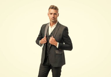 Beyaz üzerine izole edilmiş resmi smokinli yakışıklı, kır saçlı uşak..