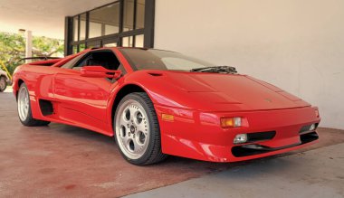 Miami Beach, Florida USA - 15 Nisan 2021: kırmızı Lamborghini Diablo, köşe manzaralı. lüks spor araba.